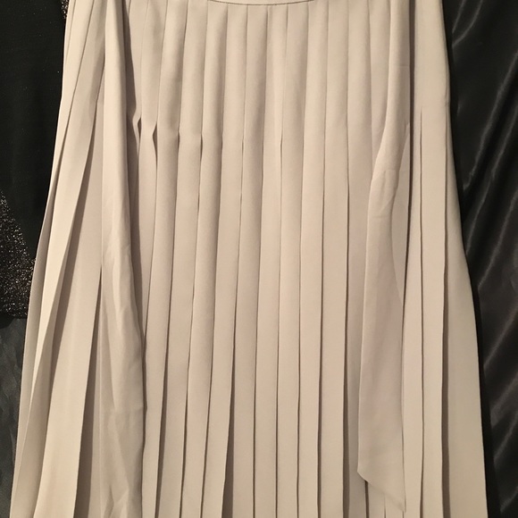 Ann Taylor light silver/gray pleated skirt size 2. - Picture 7 of 10